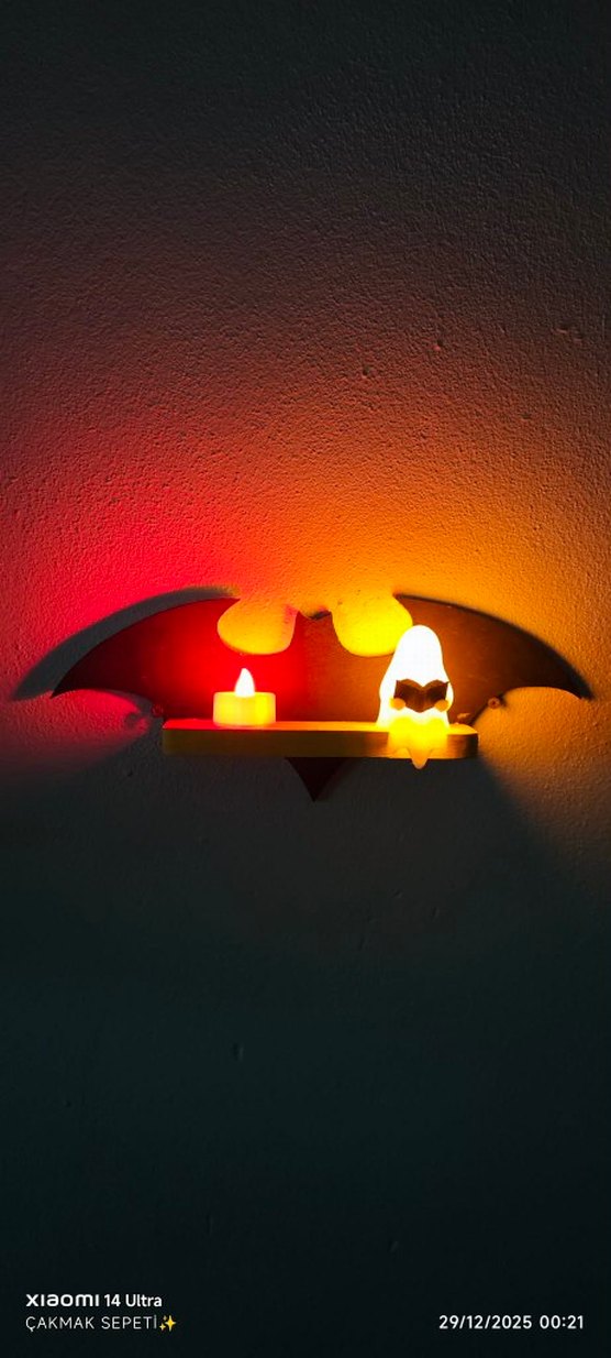 Sarı Işıklı Karanlıkta Batman Figürü - Görsel 2