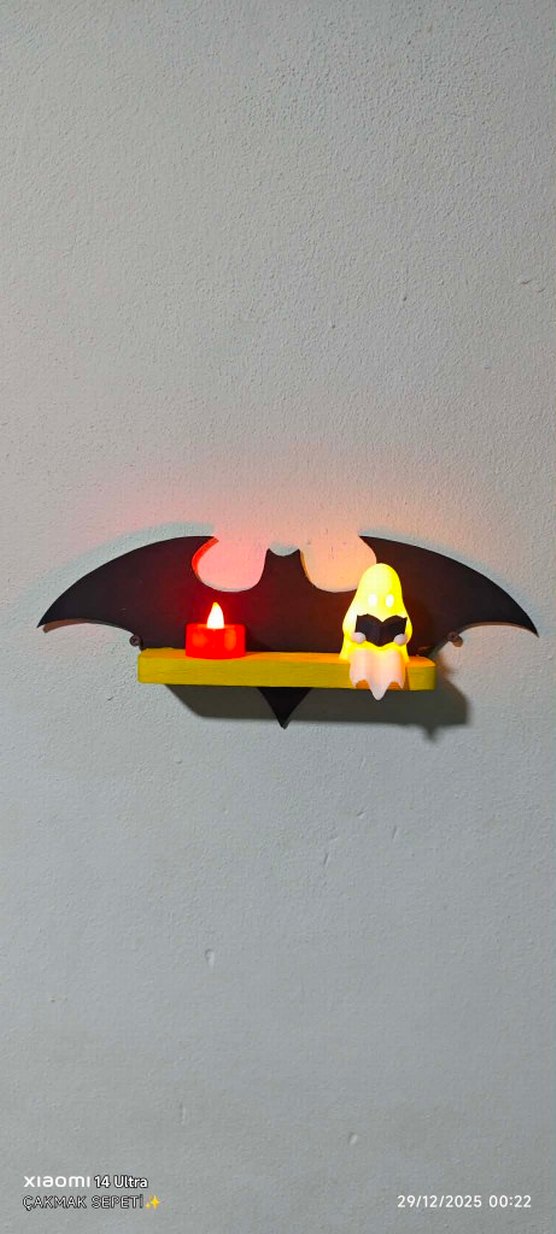 Sarı Işıklı Karanlıkta Batman Figürü - Görsel 4