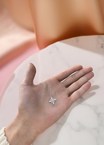 Zincir Detaylı Beyaz Çiçekli Midi Kolye - Görsel 3