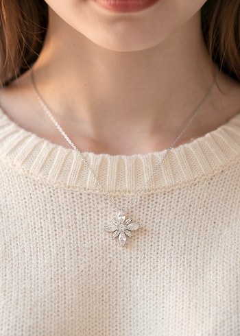 Zincir Detaylı Beyaz Çiçekli Midi Kolye - Görsel 2