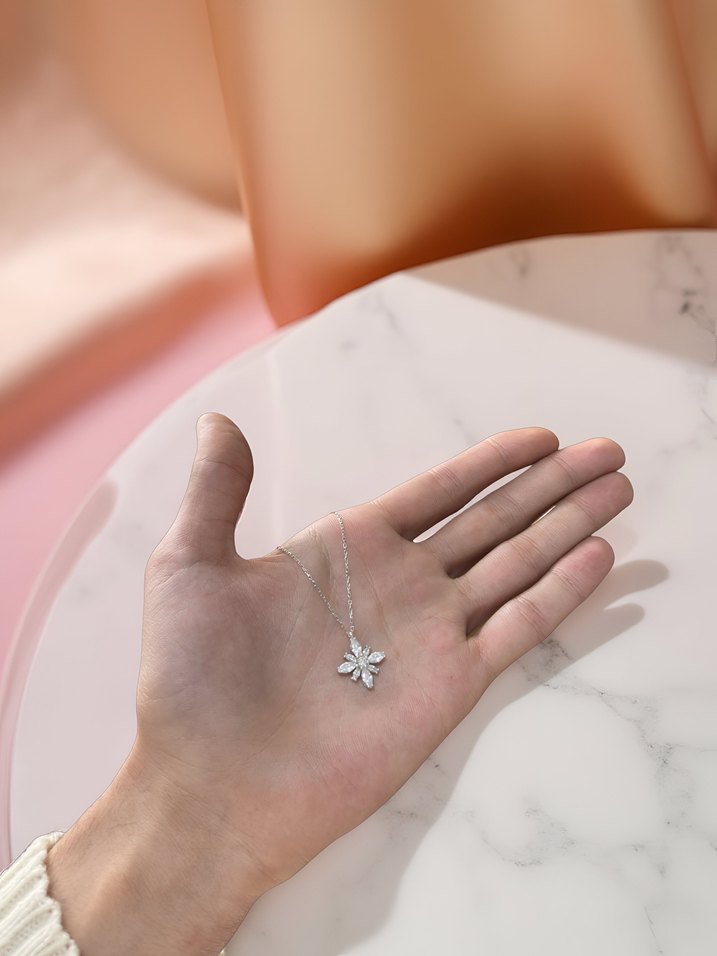 Zincir Detaylı Beyaz Çiçekli Midi Kolye - Görsel 3