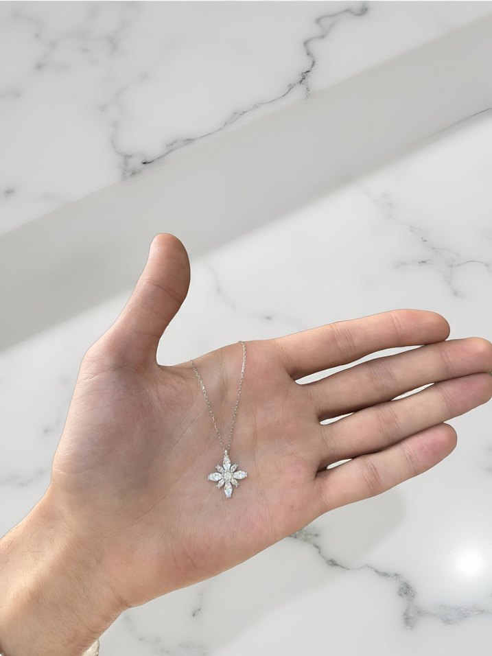 Zincir Detaylı Beyaz Çiçekli Midi Kolye - Görsel 4