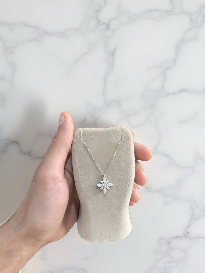 Zincir Detaylı Beyaz Çiçekli Midi Kolye - Görsel 5