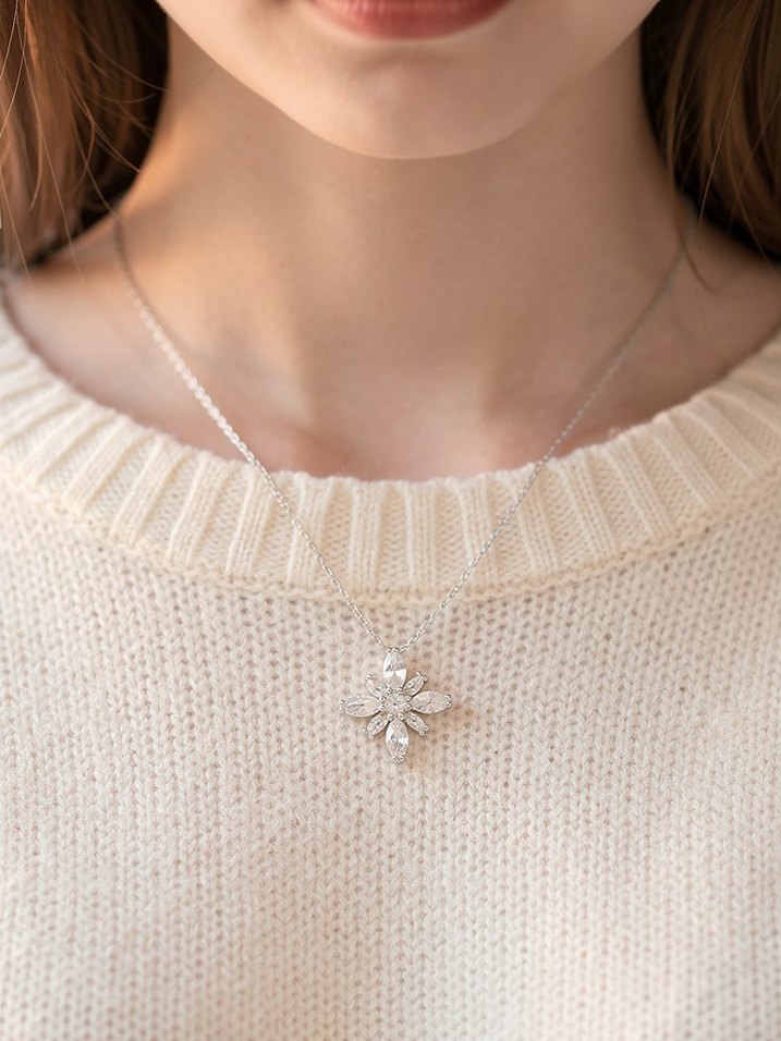 Zincir Detaylı Beyaz Çiçekli Midi Kolye - Görsel 2