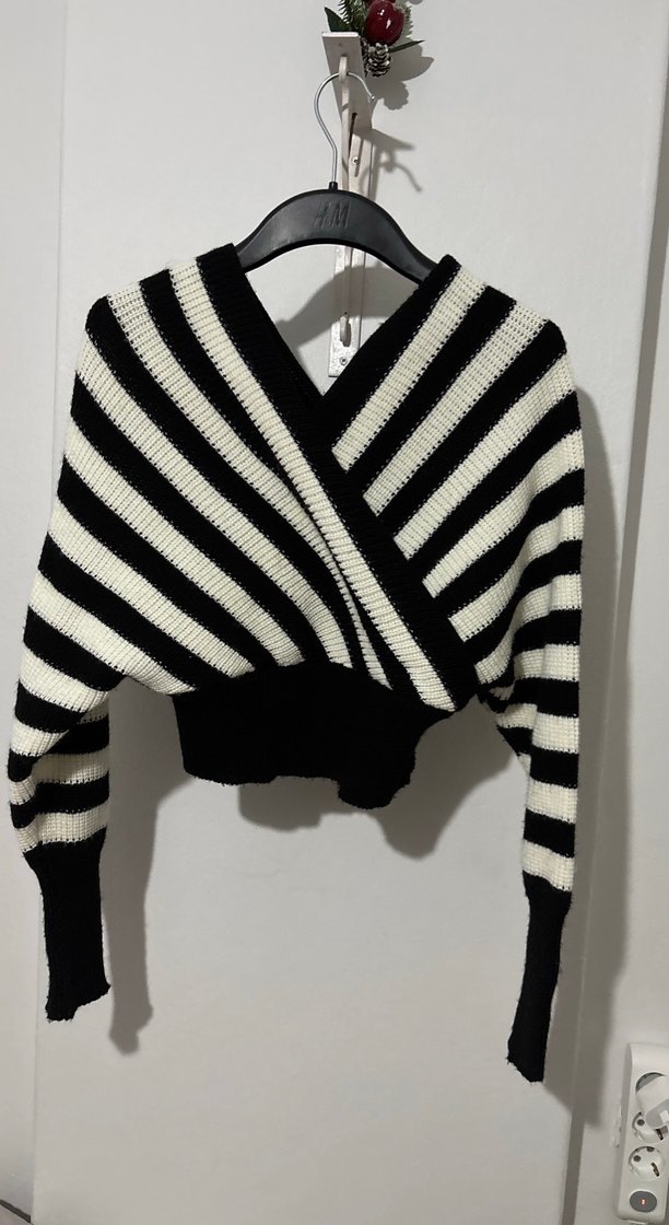 Kadın Siyah Beyaz Çizgili V Yaka Kazak - Görsel 2