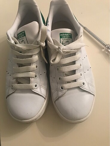 Adidas İhtiyaç fazlası yırtık sökük yok fotoğrafta gösderdim leke olm