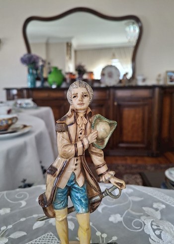 Bej Renkli Klasik Figürin - Görsel 4