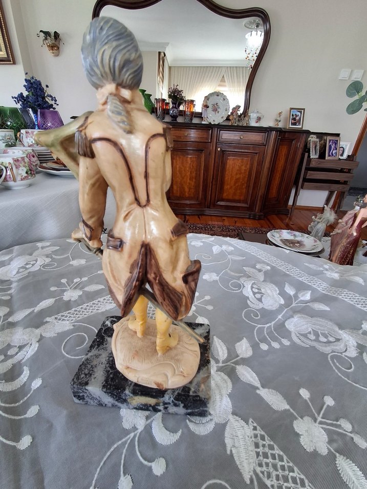 Bej Renkli Klasik Figürin - Görsel 2