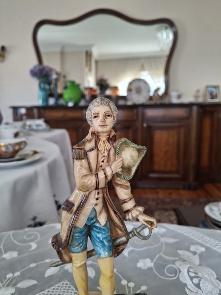 Bej Renkli Klasik Figürin - Görsel 4