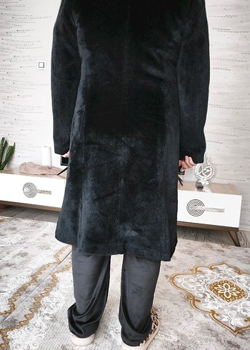 Siyah Kadın Uzun Kürk Detaylı Kaban - Görsel 4