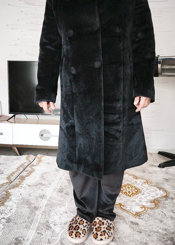 Siyah Kadın Uzun Kürk Detaylı Kaban - Görsel 2