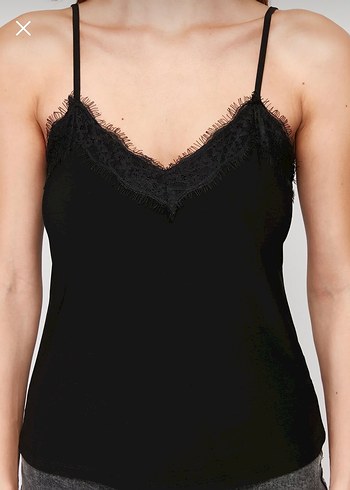 Dantel Detaylı Siyah V Yaka İnce Askılı Atlet - Görsel 4