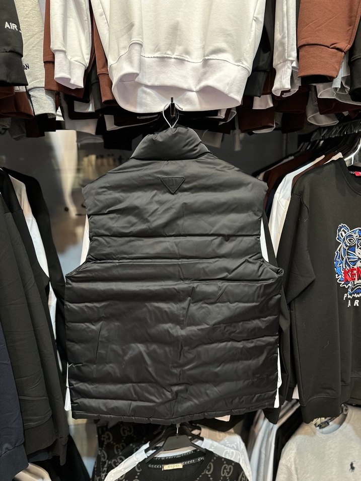 Siyah Yüksek Yaka Fermuarlı Erkek Yelek - Görsel 2