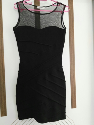 siyah tül detaylı elbise