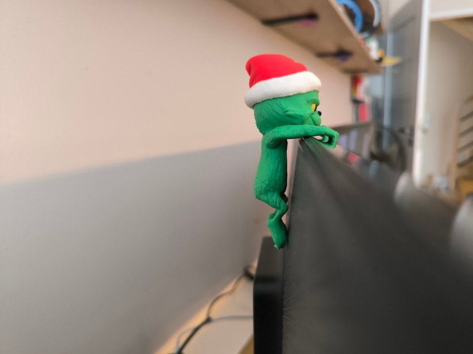 Monitöre tutunan grinch - Görsel 3