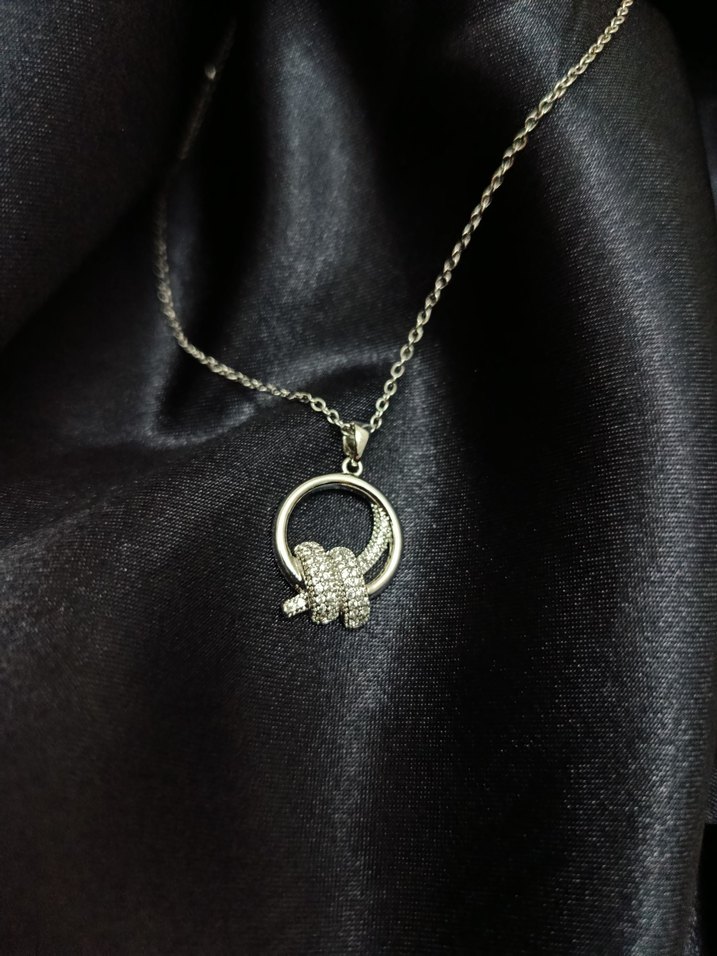 Zincir Detaylı Altın Renk Mini Desenli Kolye - Görsel 2