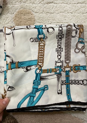 Zincir Detaylı Mavi Parlak Kadın Fular - Görsel 2