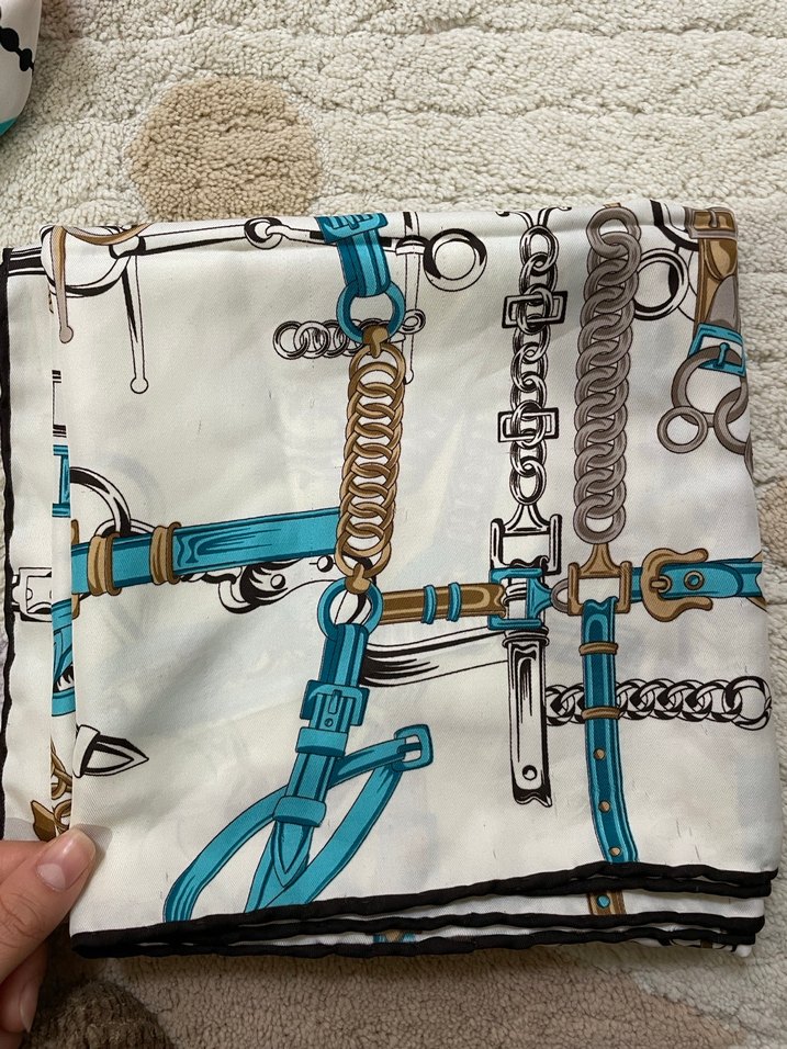 Zincir Detaylı Mavi Parlak Kadın Fular - Görsel 2