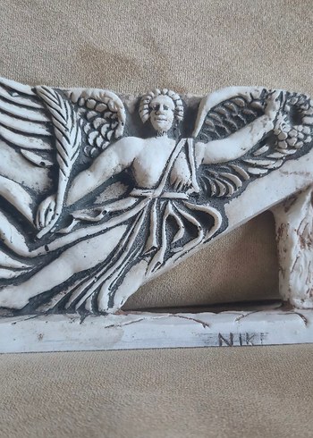 Beyaz ve Gri Kanatlı Melek Figürü - Tanrıça Nike Heykeli - Görsel 3