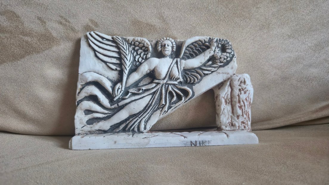 Beyaz ve Gri Kanatlı Melek Figürü - Tanrıça Nike Heykeli - Görsel 3
