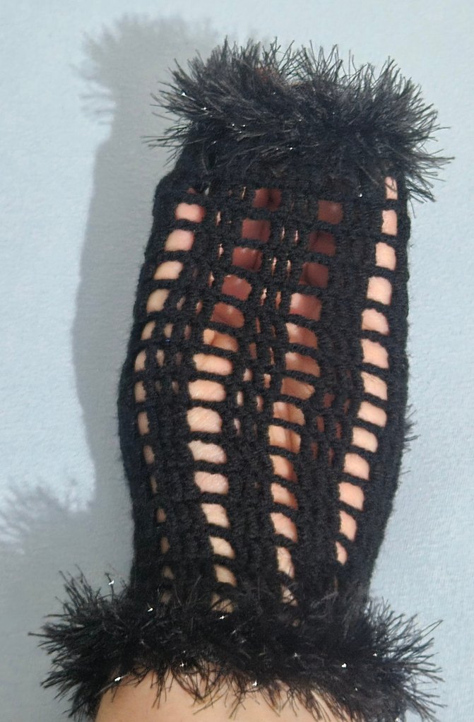 Kadın Siyah Parmaksız Yün Eldiven - Görsel 3