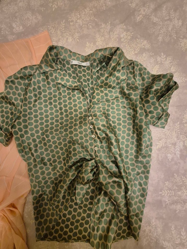 saten Düğmeli Yeşil Puantiyeli V Yakalı Kadın Gömlek - Görsel 2