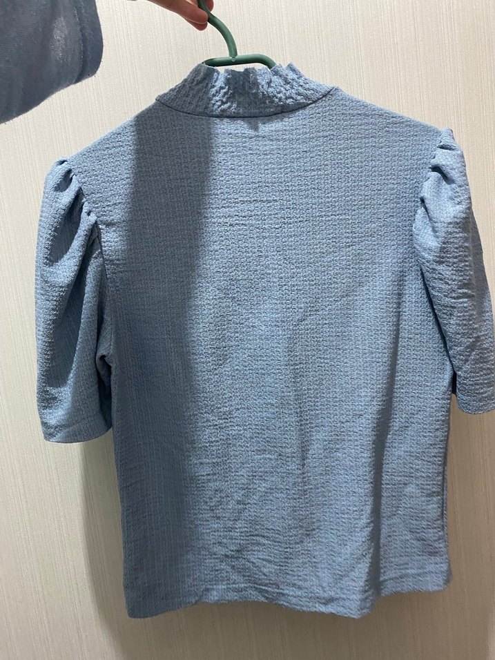 Fırfırlı Yüksek Yakalı Mavi Keten Bluz - Görsel 2