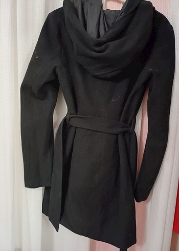 Kapüşonlu Siyah Kaban - Görsel 2