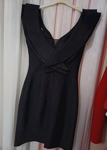 Siyah V Yakalı Volanlı Midi Elbise - Görsel 3