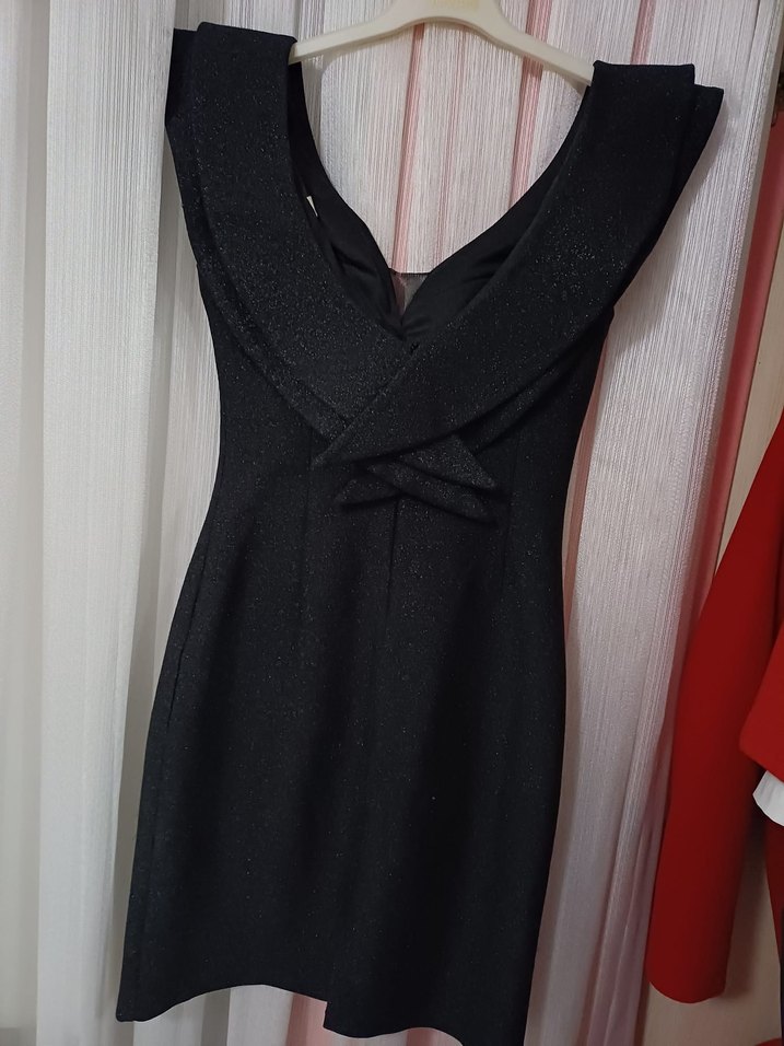 Siyah V Yakalı Volanlı Midi Elbise - Görsel 3