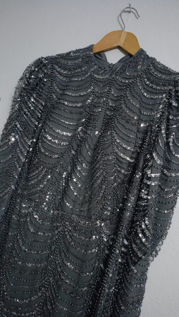 Gri Yılan Desenli Uzun Drapeli Abiye Elbise - Görsel 2