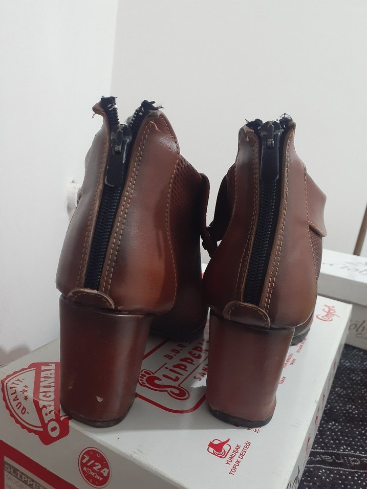 Kahverengi Deri Tokalı Kadın Bot - Görsel 2