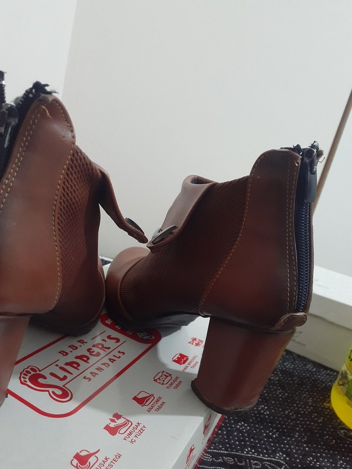 Kahverengi Deri Tokalı Kadın Bot - Görsel 3