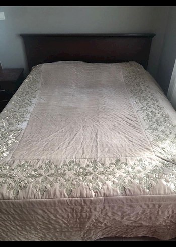 İşlemeli Bej Parlak Yatak Örtüsü - Görsel 3