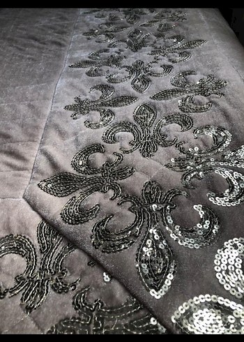 İşlemeli Bej Parlak Yatak Örtüsü - Görsel 2