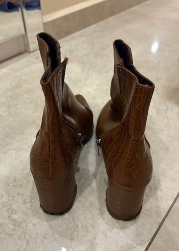 Kahverengi Blok Topuklu Kadın Bot - Görsel 3