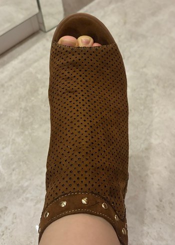 Kahverengi Süet Tokalı Topuklu Sandalet - Görsel 2