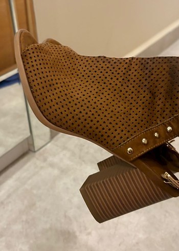 Kahverengi Süet Tokalı Topuklu Sandalet - Görsel 7