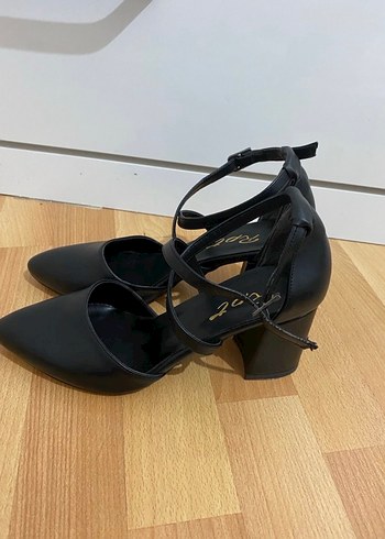 Siyah topuklu ayakkabı - Görsel 2