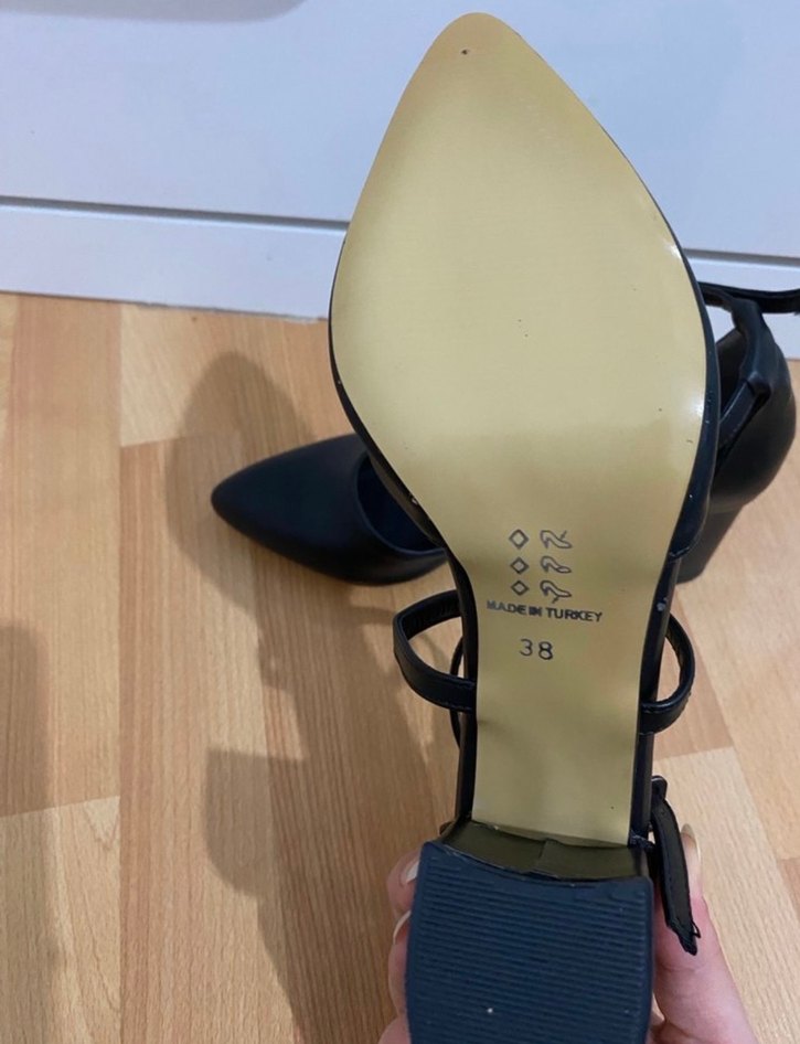Siyah topuklu ayakkabı - Görsel 3