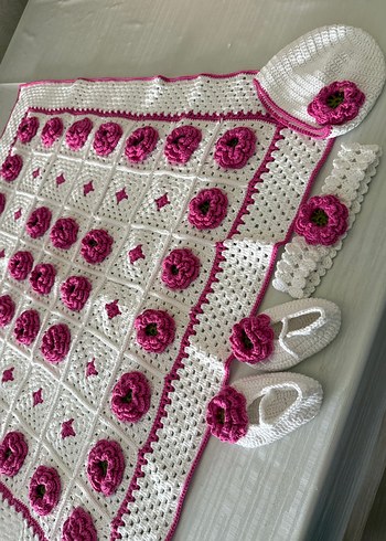 Nakışlı Beyaz Örgü Bebek Bere Seti - Görsel 3