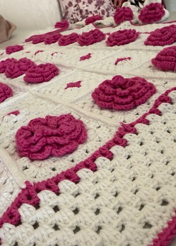 Nakışlı Beyaz Örgü Bebek Bere Seti - Görsel 2