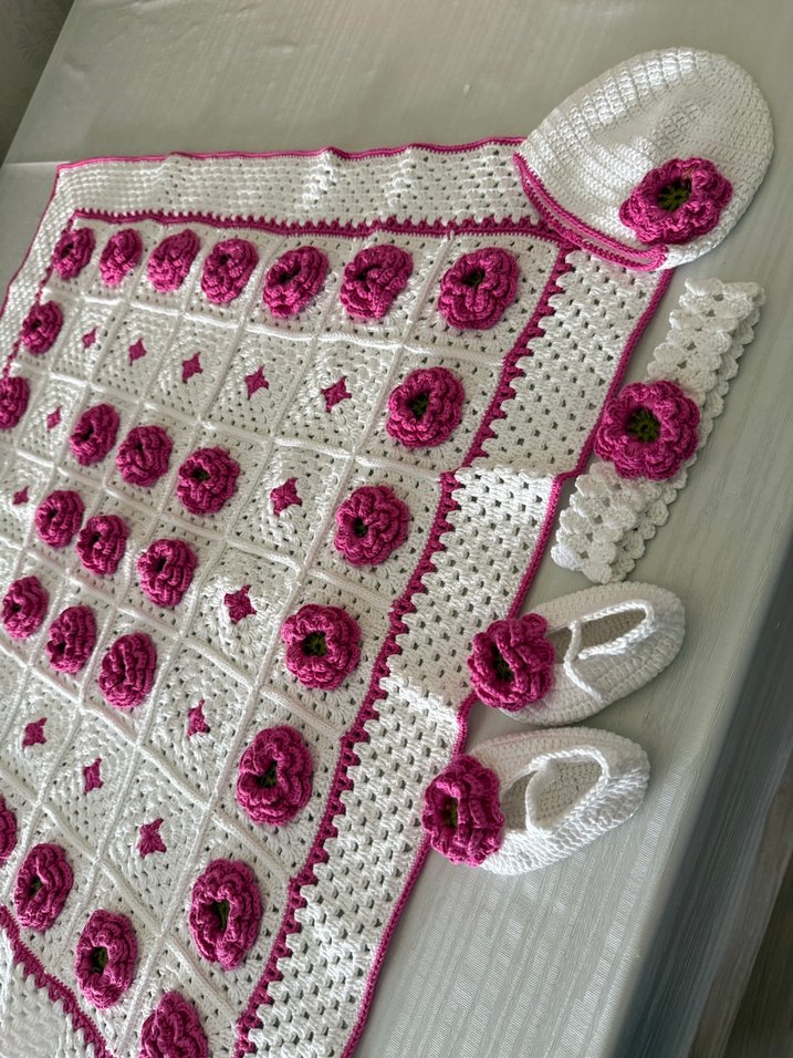 Nakışlı Beyaz Örgü Bebek Bere Seti - Görsel 3