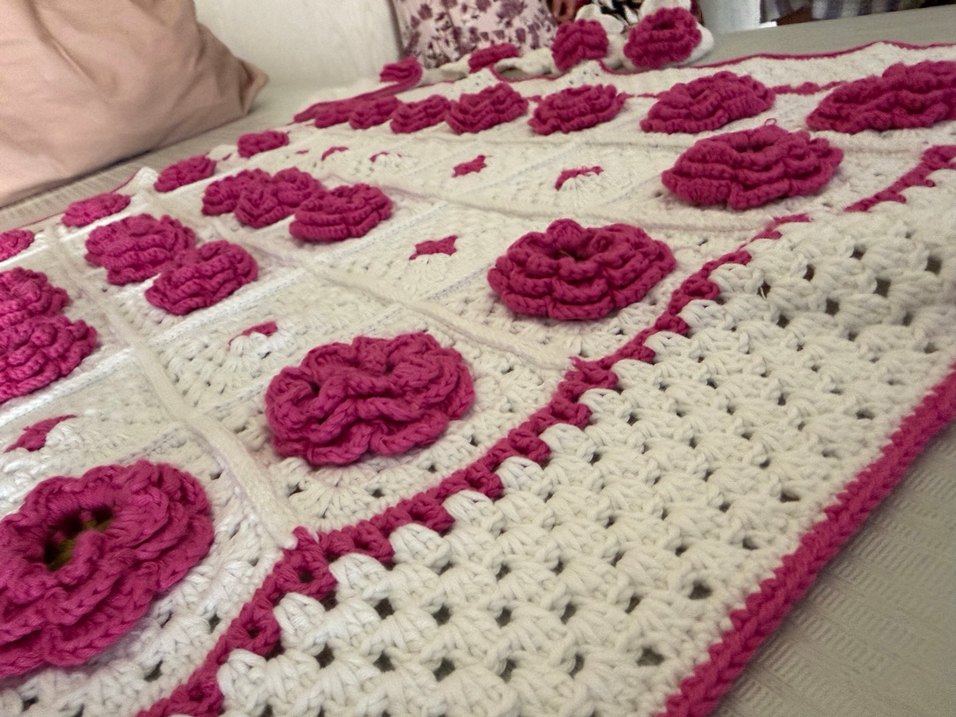 Nakışlı Beyaz Örgü Bebek Bere Seti - Görsel 2