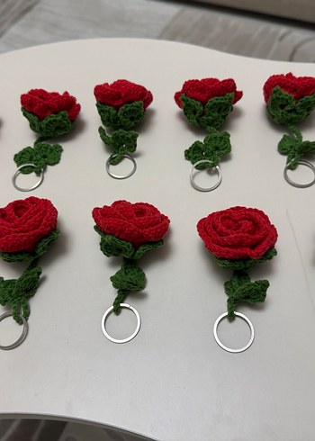 Kırmızı Örgü Gül Anahtarlık - Görsel 3