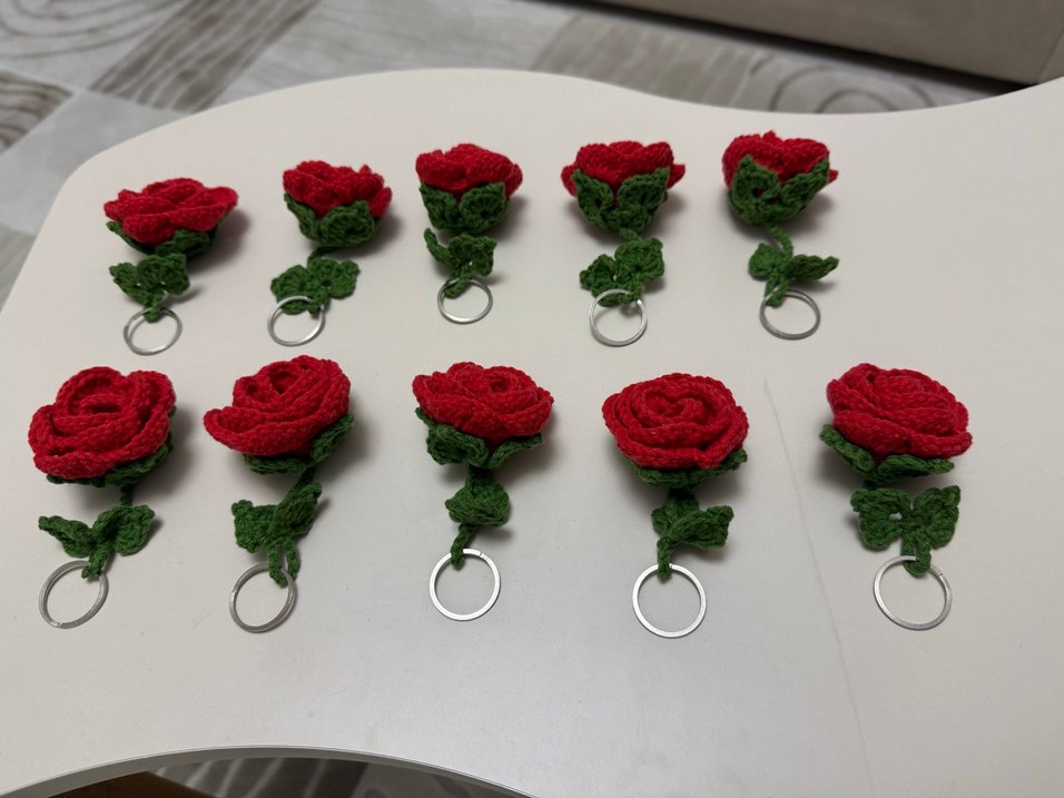 Kırmızı Örgü Gül Anahtarlık - Görsel 3