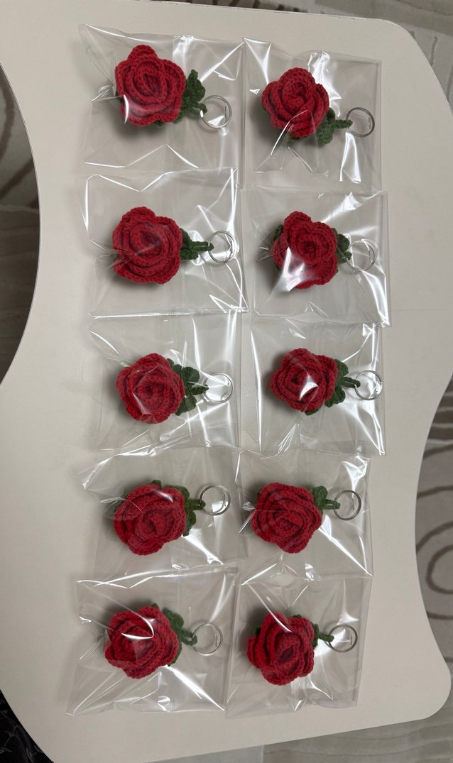 Kırmızı Örgü Gül Anahtarlık - Görsel 4