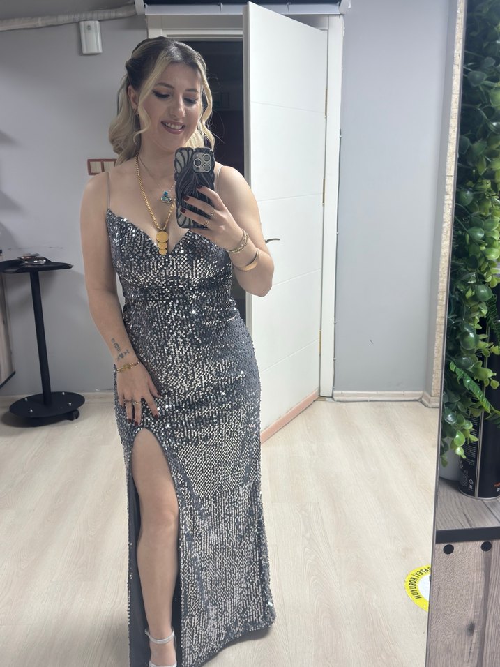 Gri Yılan Desenli Payetli Uzun Abiye Elbise - Görsel 2