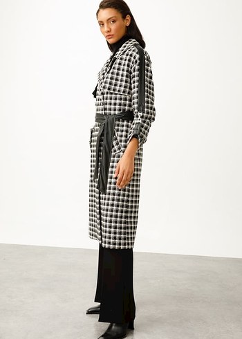 Modailgi Kemer Detaylı Siyah Beyaz Ekose Desenli Trençkot - Görsel 5