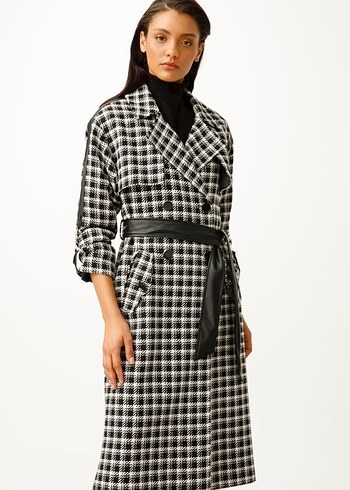 Modailgi Kemer Detaylı Siyah Beyaz Ekose Desenli Trençkot - Görsel 6